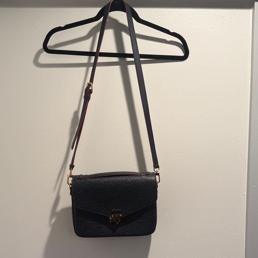 Navy Louis Vuitton Pochette Métis navy. Top handle and crossbody strap